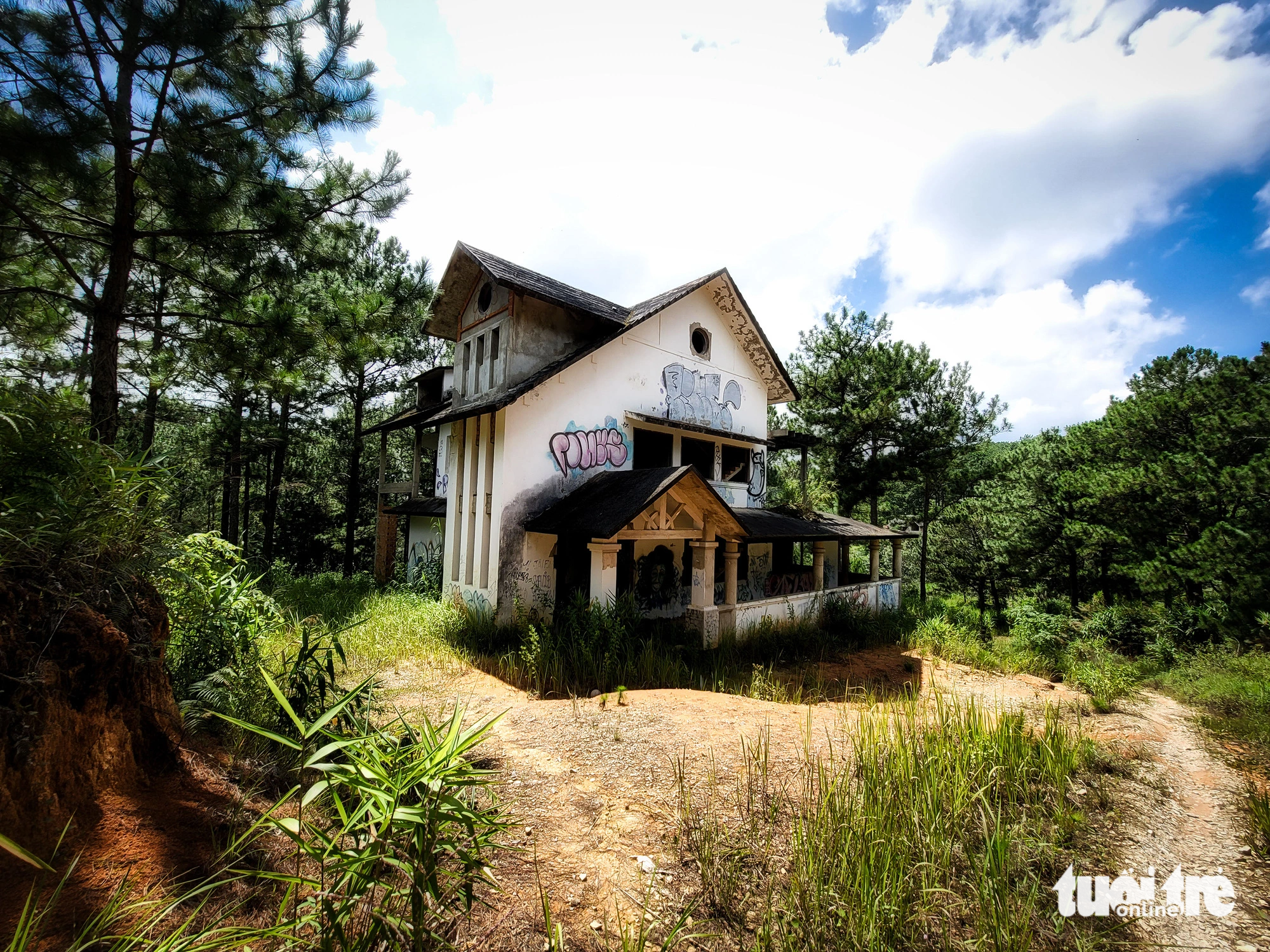 An abandoned villa is situated amid a pine forest at the heart of the Tuyen Lam Lake tourist area in Da Lat City, Lam Dong Province, Vietnam, October 2023. Photo: M.V / Tuoi Tre