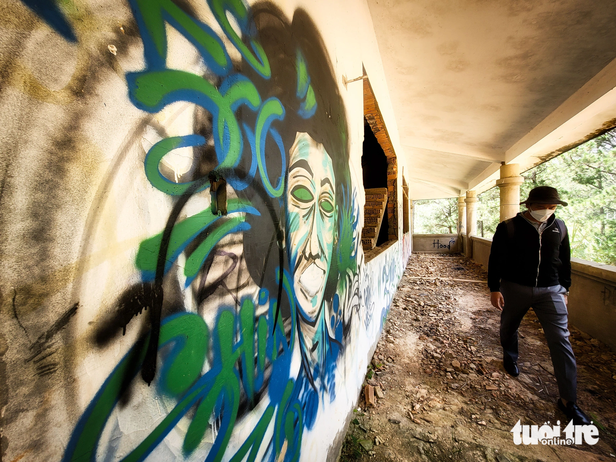Graffiti smears an abandoned villa situated amid a pine forest at the heart of the Tuyen Lam Lake tourist area in Da Lat City, Lam Dong Province, Vietnam, October 2023. Photo: M.V / Tuoi Tre