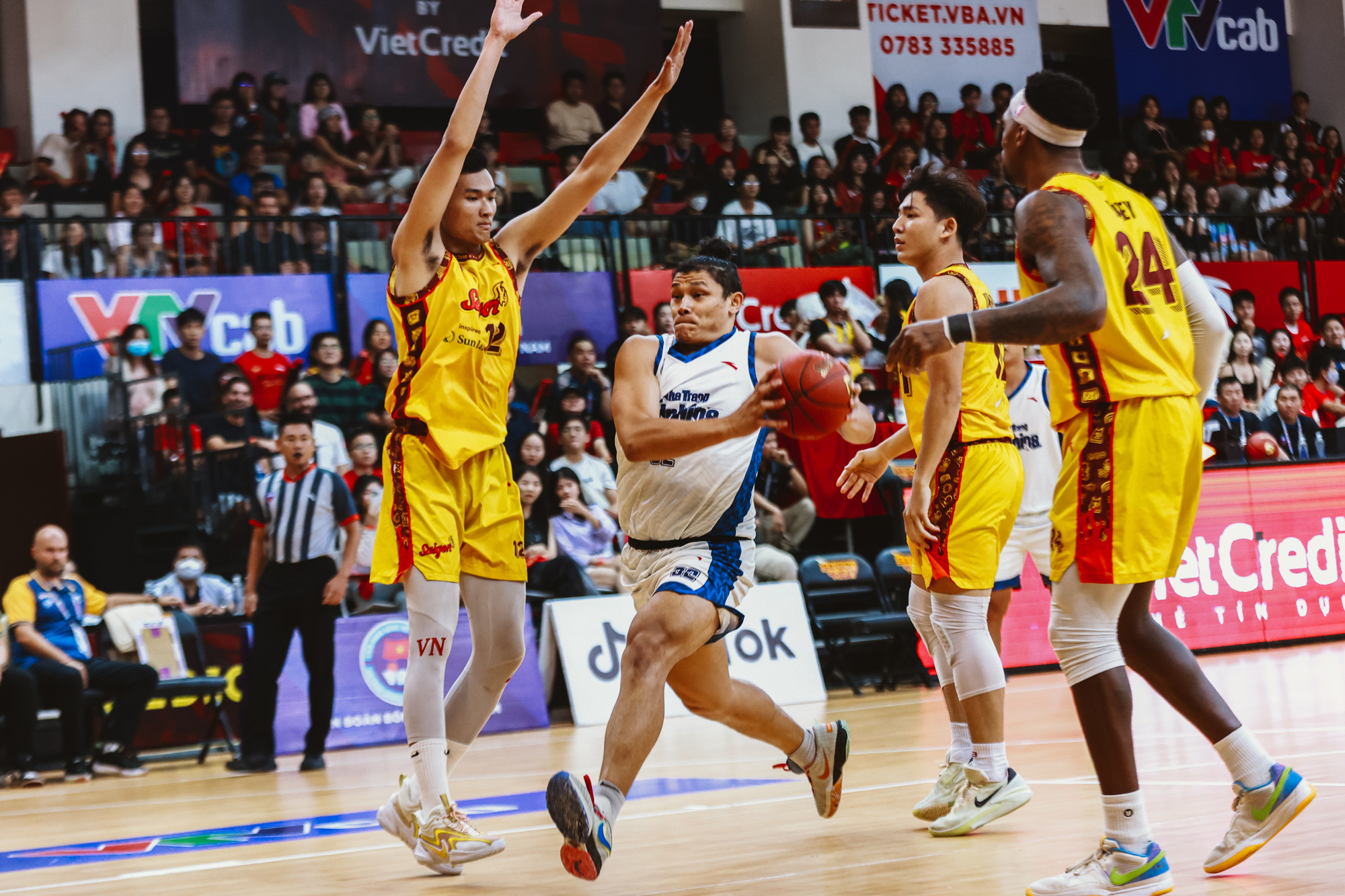 Nha Trang Dolphins’ Dominique Tham (white jersey) competes against Saigon Heat players during the 2023 VBA final match. Photo: VBA