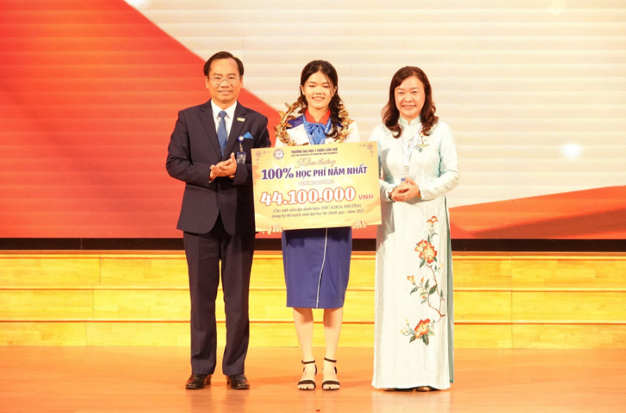 Representatives of the Can Tho University for Medicine and Pharmacy award a scholarship to the valedictorian of the university entrance exam at the educational institution. Photo: Thai Luy / Tuoi Tre