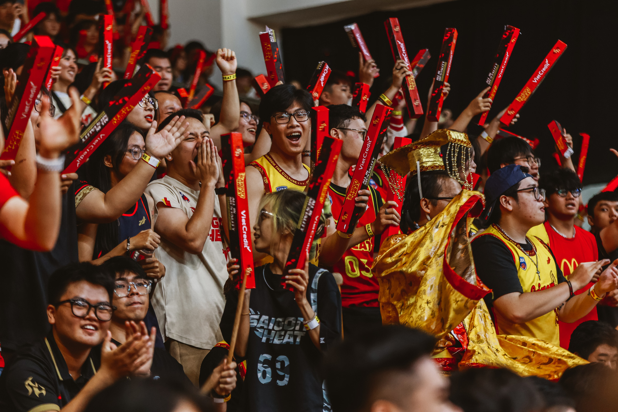 Fans cheer for the Saigon Heat during the 2023 VBA final match against the Nha Trang Dolphins. Photo: VBA
