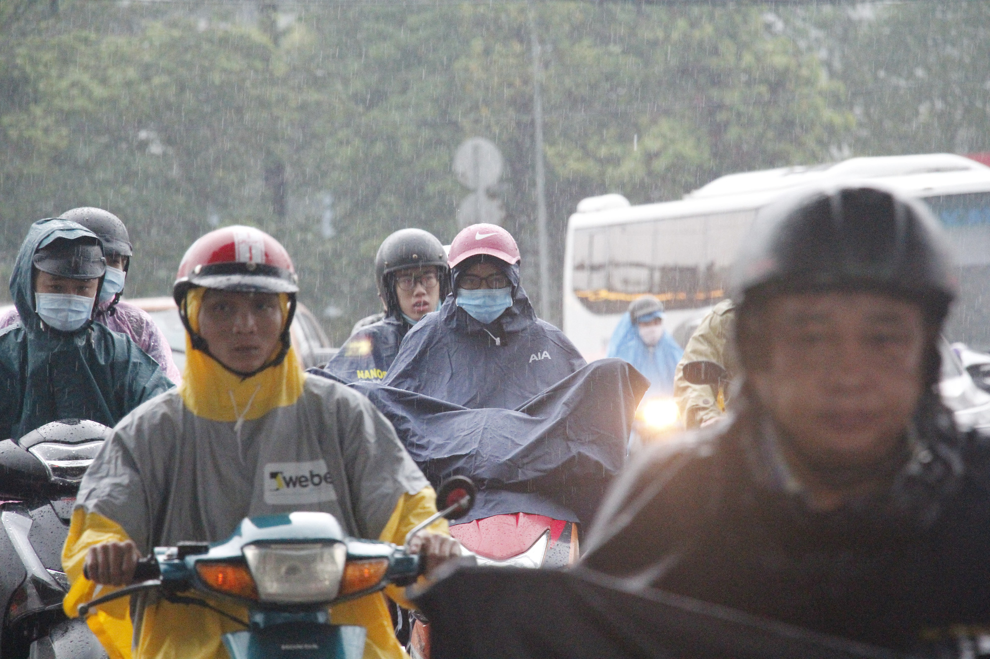 Commuters ride in the rain in Ho Chi Minh City, Vietnam, May 25, 2020. Photo: Chau Tuan / Tuoi Tre