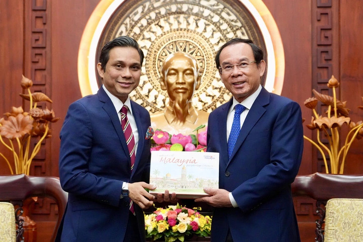 Secretary of the Ho Chi Minh City Party Committee Nguyen Van Nen (R) receives a souvenir from the new Malaysian Consul General to Ho Chi Minh City Firdauz Bin Othman on October 10, 2023 Photo: Huu Hanh / Tuoi Tre