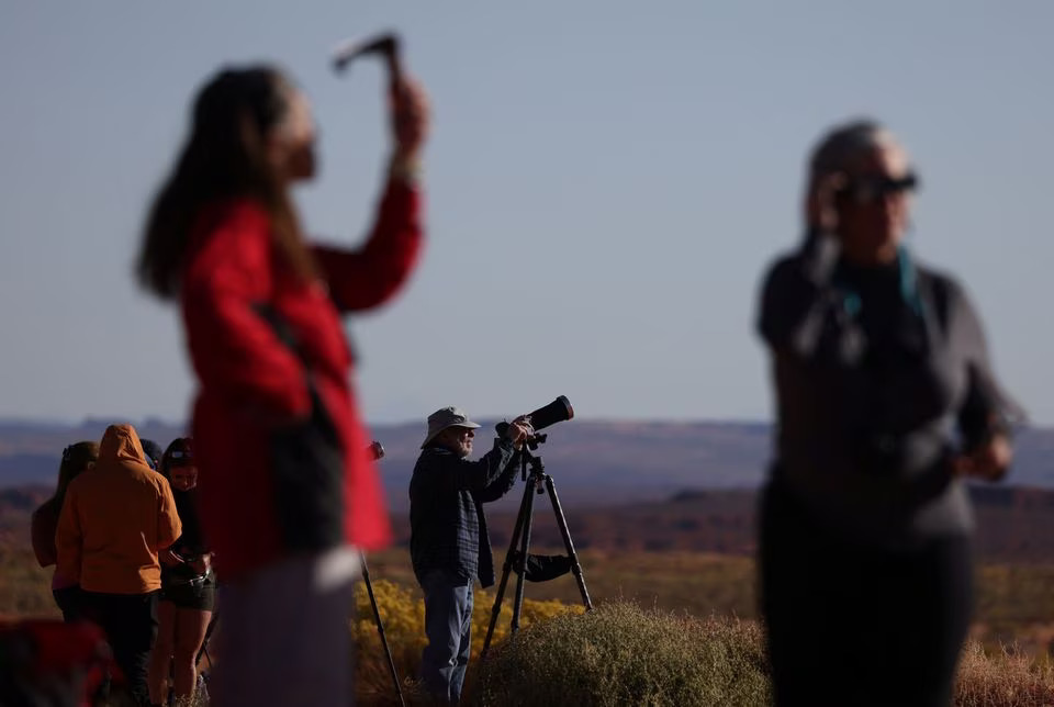 People gather to watch the annular solar eclipse at Monument Valley in the Navajo Nation, Arizona, U.S., October 14, 2023. Photo: Reuters