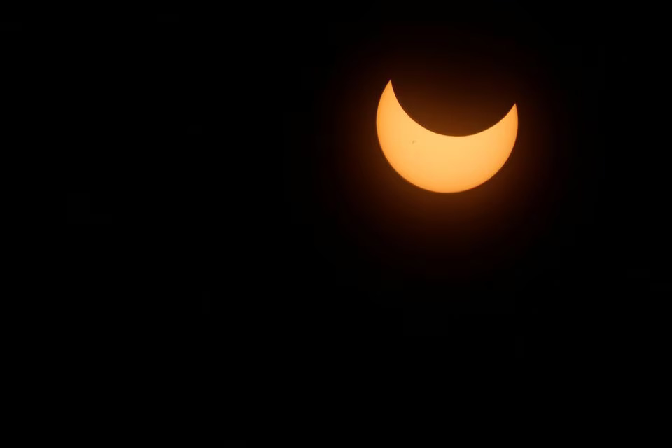 A solar eclipse is seen from the Bicentenario Park in Antiguo Cuscatlan, El Salvador October 14, 2023. Photo: Reuters