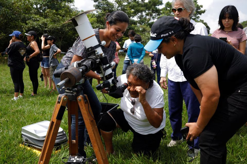 People gather to watch the solar eclipse at the Bicentenario Park in Antiguo Cuscatlan, El Salvador October 14, 2023. Photo: Reuters
