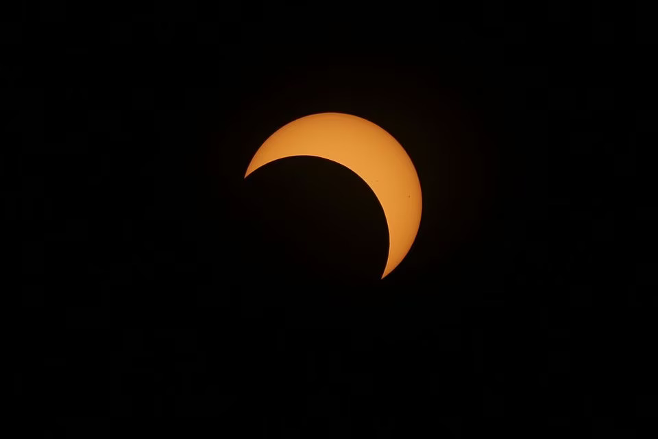 A solar eclipse is observed at the Chichen Itza archaeological zone, in Piste, Mexico, October 14, 2023. Photo: Reuters