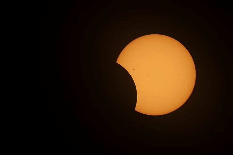 A solar eclipse is observed at the Chichen Itza archaeological zone, in Piste, Mexico, October 14, 2023. Photo: Reuters