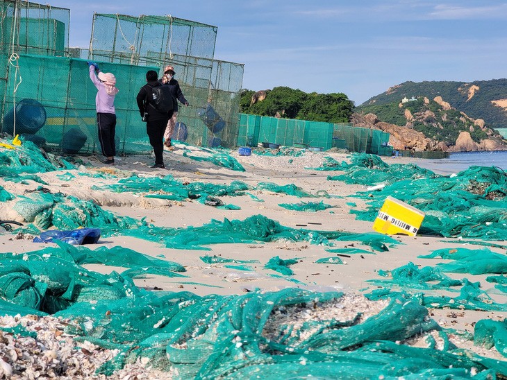 Thousands of lobster cages are put along the beach. Unusable nets and seashells are scattered across the beach. Photo: Tran Huong / Tuoi Tre