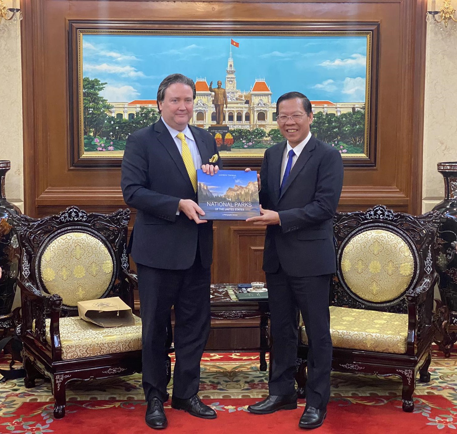 U.S. Ambassador to Vietnam Marc Knapper (L) presents a gift to Ho Chi Minh City chairman Phan Van Mai in the city, October 13, 2023. Photo: Tran Phuong / Tuoi Tre