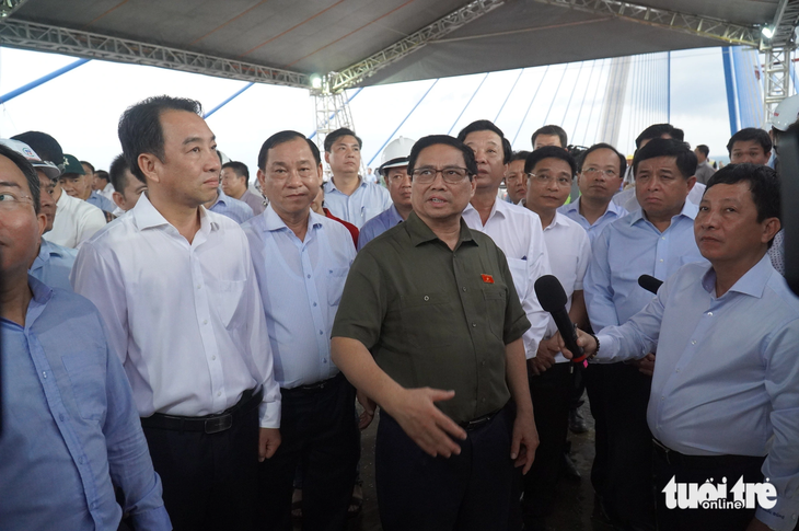 The government leader hails the working spirit of the investor and contractors of the project. Photo: Mau Truong / Tuoi Tre