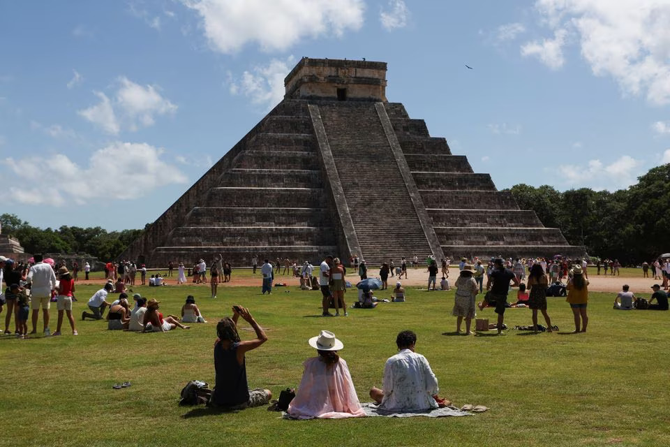 People gather to watch the solar eclipse at the Chichen Itza archaeological zone, in Piste, Mexico, October 14, 2023. Photo: Reuters