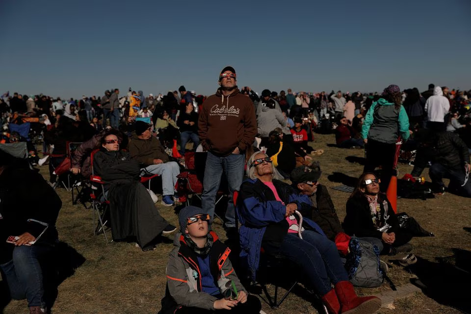 People gather to watch the annular solar eclipse at the Albuquerque International Balloon Fiesta in Albuquerque, New Mexico, U.S., October 14, 2023. Photo: Reuters