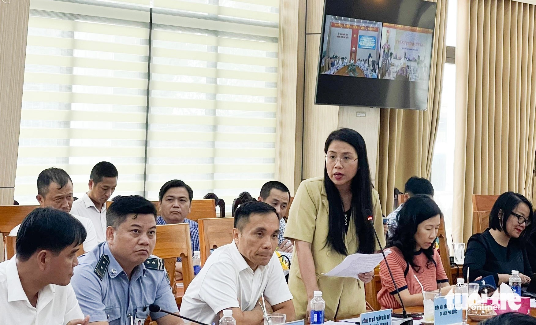 Le Thi Hai Chau, general secretary of the Phu Quoc Investment and Tourism Development Association, speaks at a meeting held in Phu Quoc City on October 14, 2023 to discuss ways to revive Phu Quoc’s tourism. Photo: Hoang Dung / Tuoi Tre