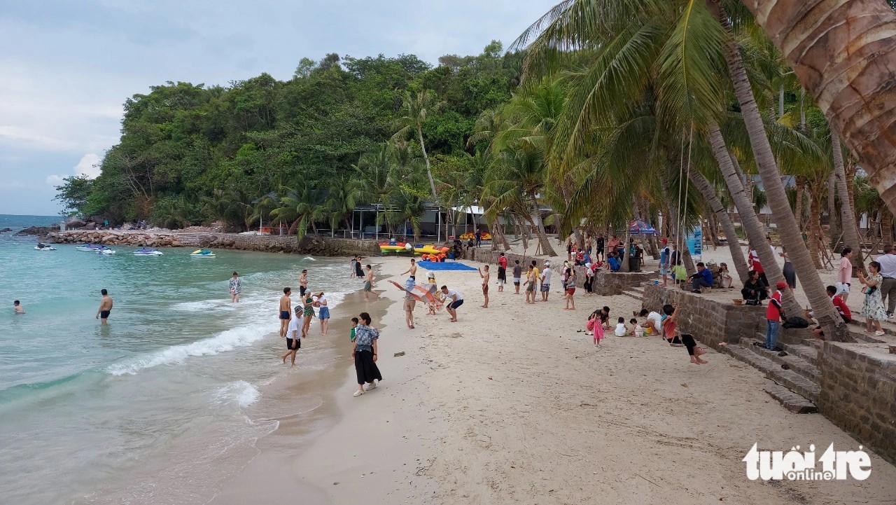 This image shows travelers at a beach on Phu Quoc, the island city of Kien Giang Province in southern Vietnam. Photo: Chi Cong / Tuoi Tre