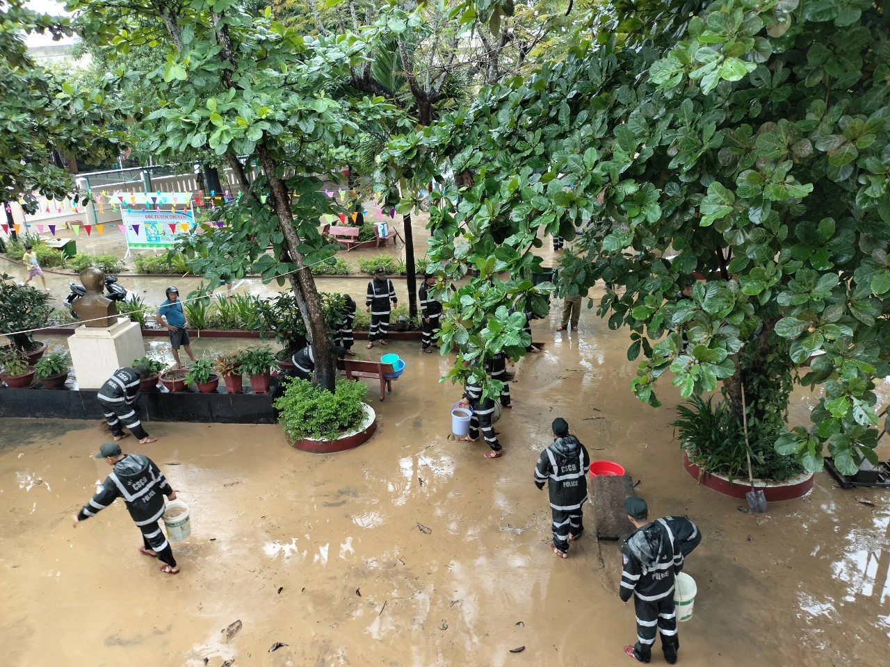 Local competent forces clean up flood-hit Lam Quang Thu Elementary School in Hoa Vang District, Da Nang City, central Vietnam, October 15, 2023. Photo: V.H / Tuoi Tre