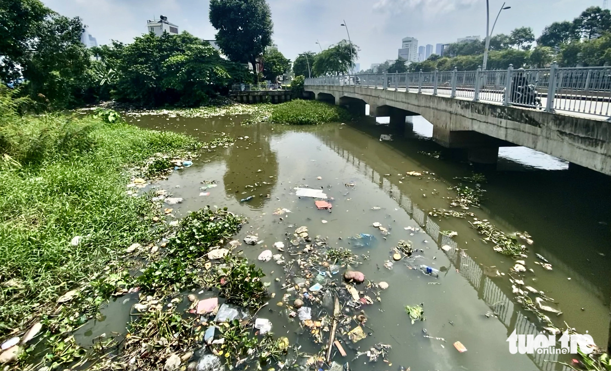 On heavy rainy days, garbage follows the rainwater to the canal. Photo: Tien Quoc / Tuoi Tre