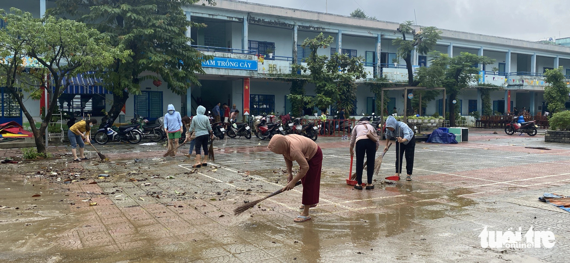 Teachers of Hong Quang Elementary School in Lien Chieu District, Da Nang City, central Vietnam jointly clean up their flooding-hit school, October 15, 2023. Photo: A.D / Tuoi Tre