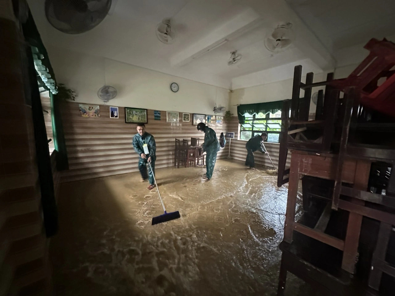 A classroom is covered with mud after flooding. Photo: V.H / Tuoi Tre