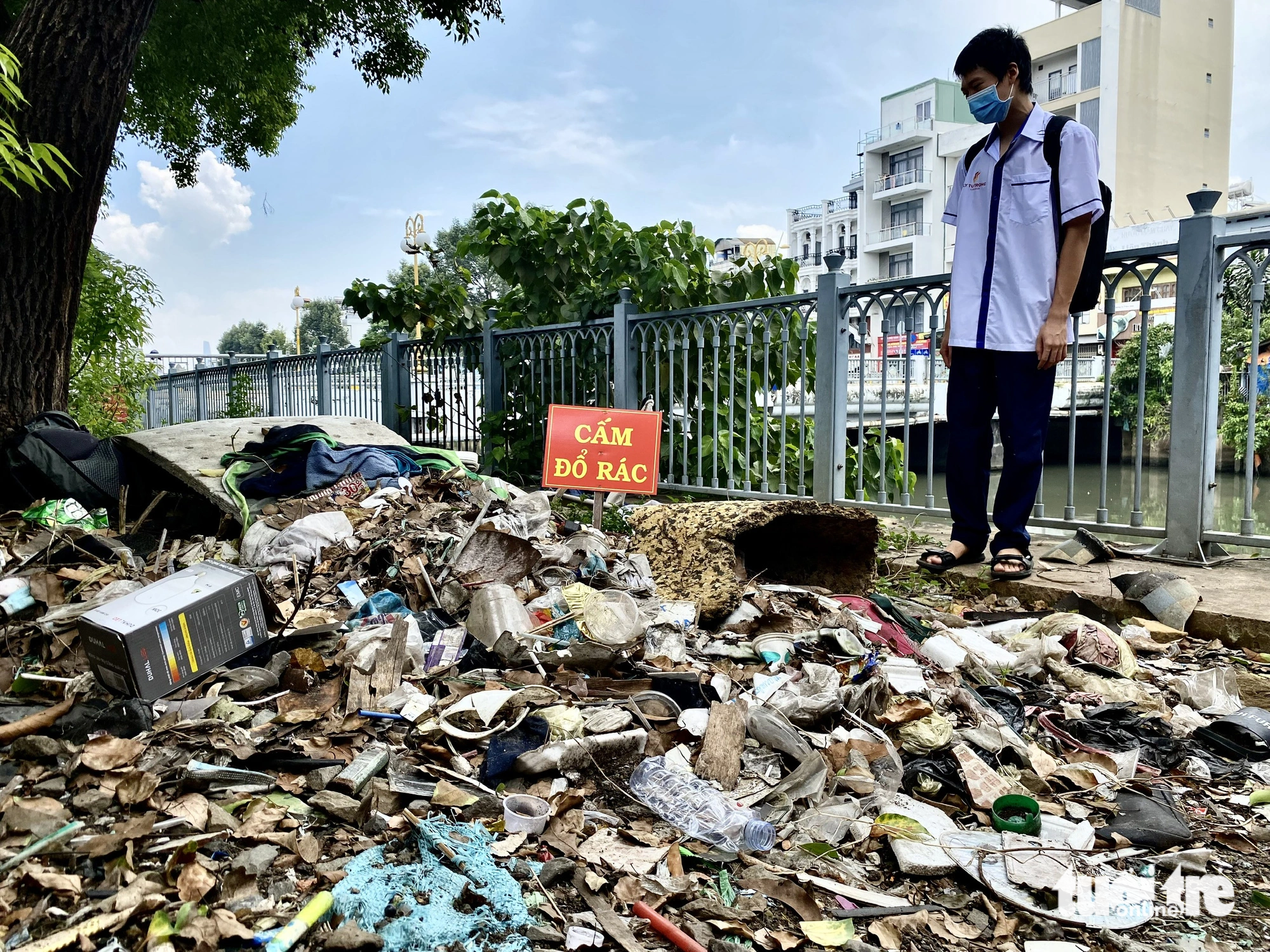 Many kinds of garbage are dropped on the path along Hoang Sa Street, next to Nhieu Loc - Thi Nghe Canal. Photo: Tien Quoc / Tuoi Tre