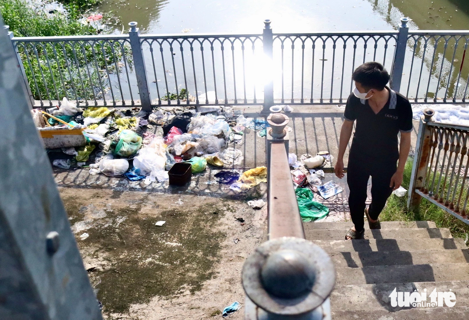 People are disappointed over garbage dumps along the canal. Photo: Tien Quoc / Tuoi Tre