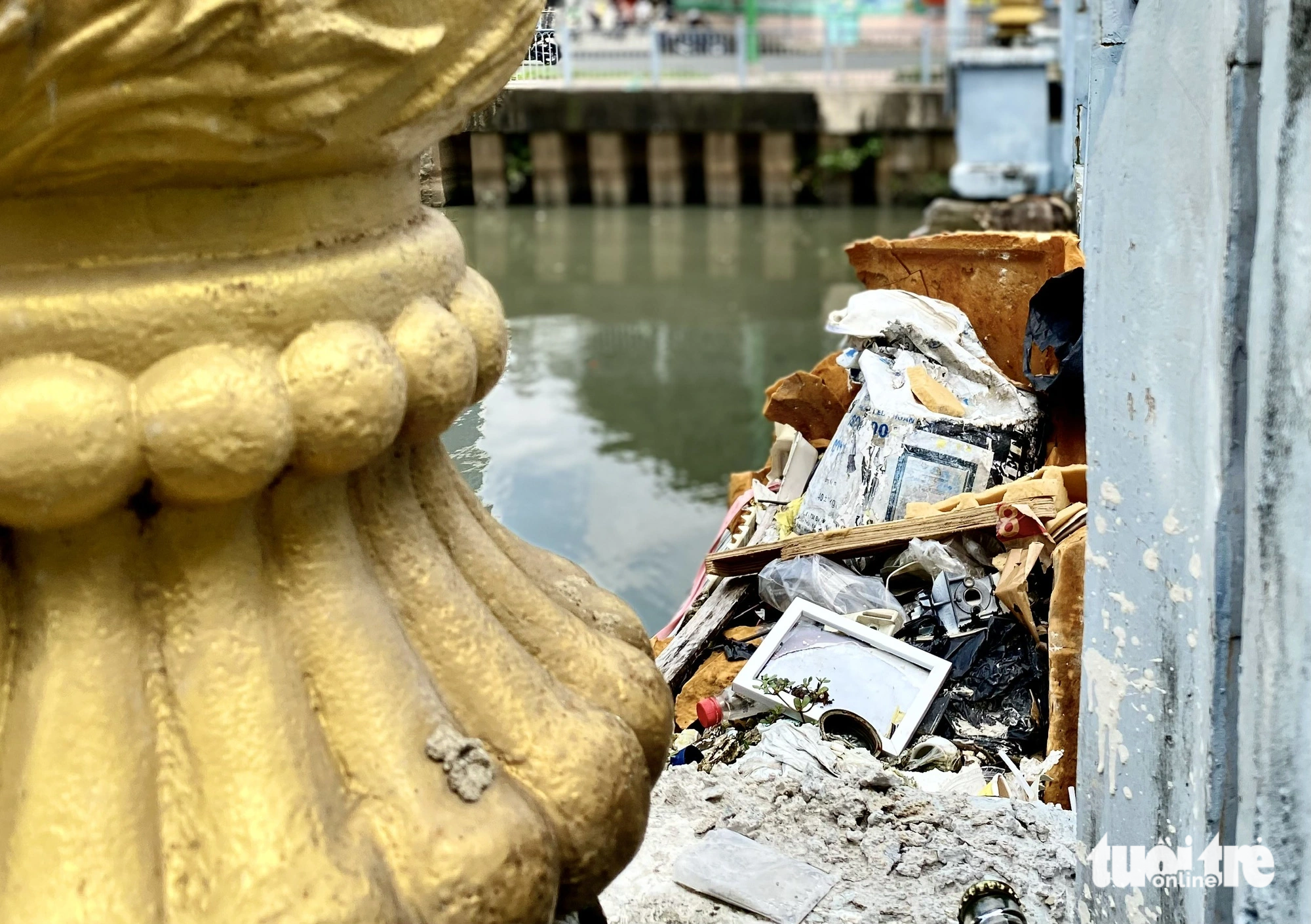 Garbage piles up next to the canal. Photo: Tien Quoc / Tuoi Tre