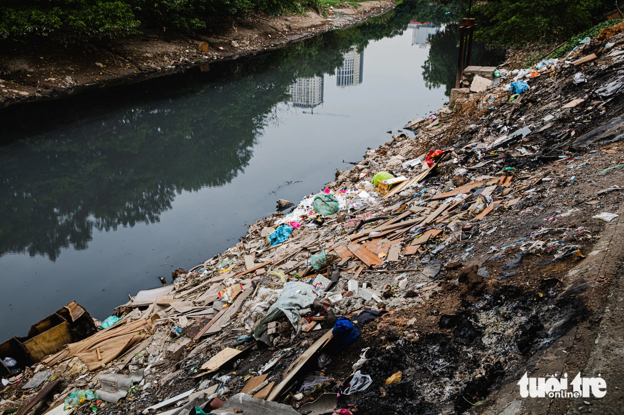 Litter is seen on the bank of the Nhue River in Hanoi, October 14, 2023. Photo: Tuoi Tre