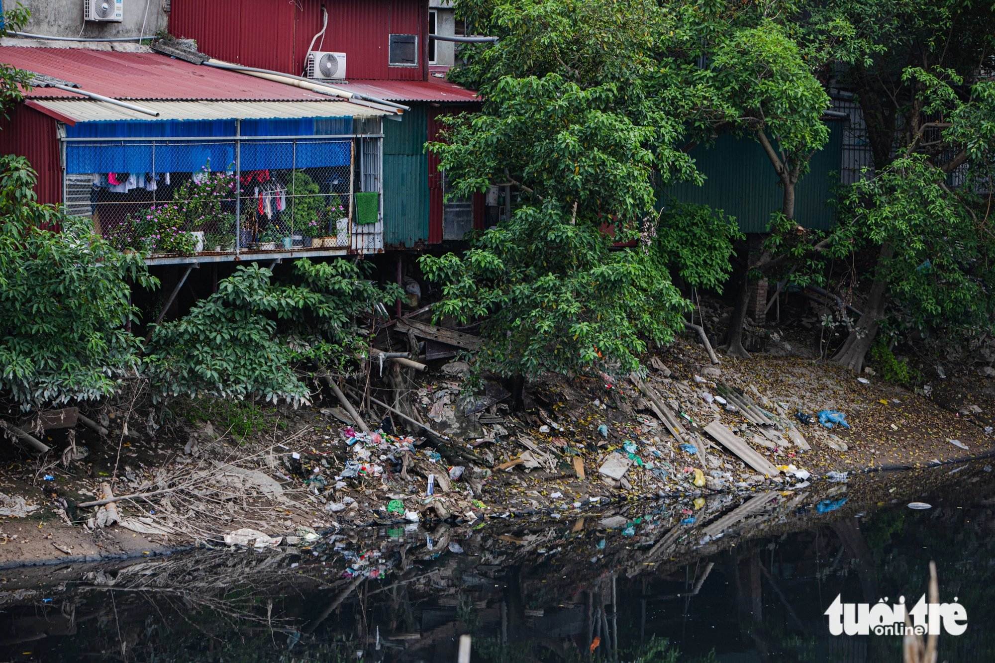 Litter is seen on the bank of the Nhue River in Hanoi, October 14, 2023. Photo: Tuoi Tre