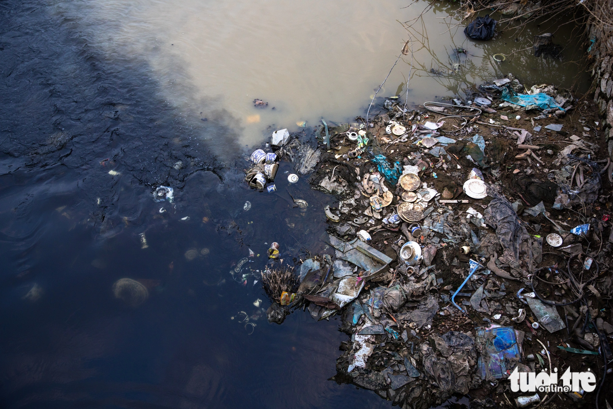 Trash blocks the flow of the Day River in Quoc Oai District, Hanoi, October 14, 2023. Photo: Tuoi Tre