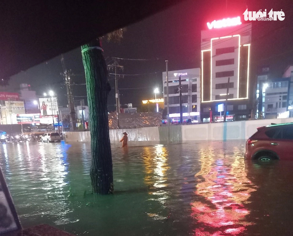 30/4 (April 30) Street is inundated following a heavy rain overnight in Thu Dau Mot City, Binh Duong Province, southern Vietnam, October 15, 2023. Photo: T.D / Tuoi Tre