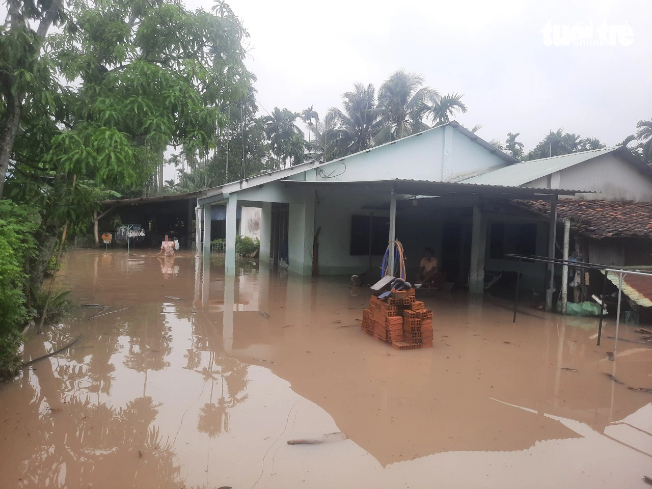 A local house is heavily flooded following heavy rainfall in Binh Duong Province, southern Vietnam, October 16, 2023. Photo: T.D / Tuoi Tre