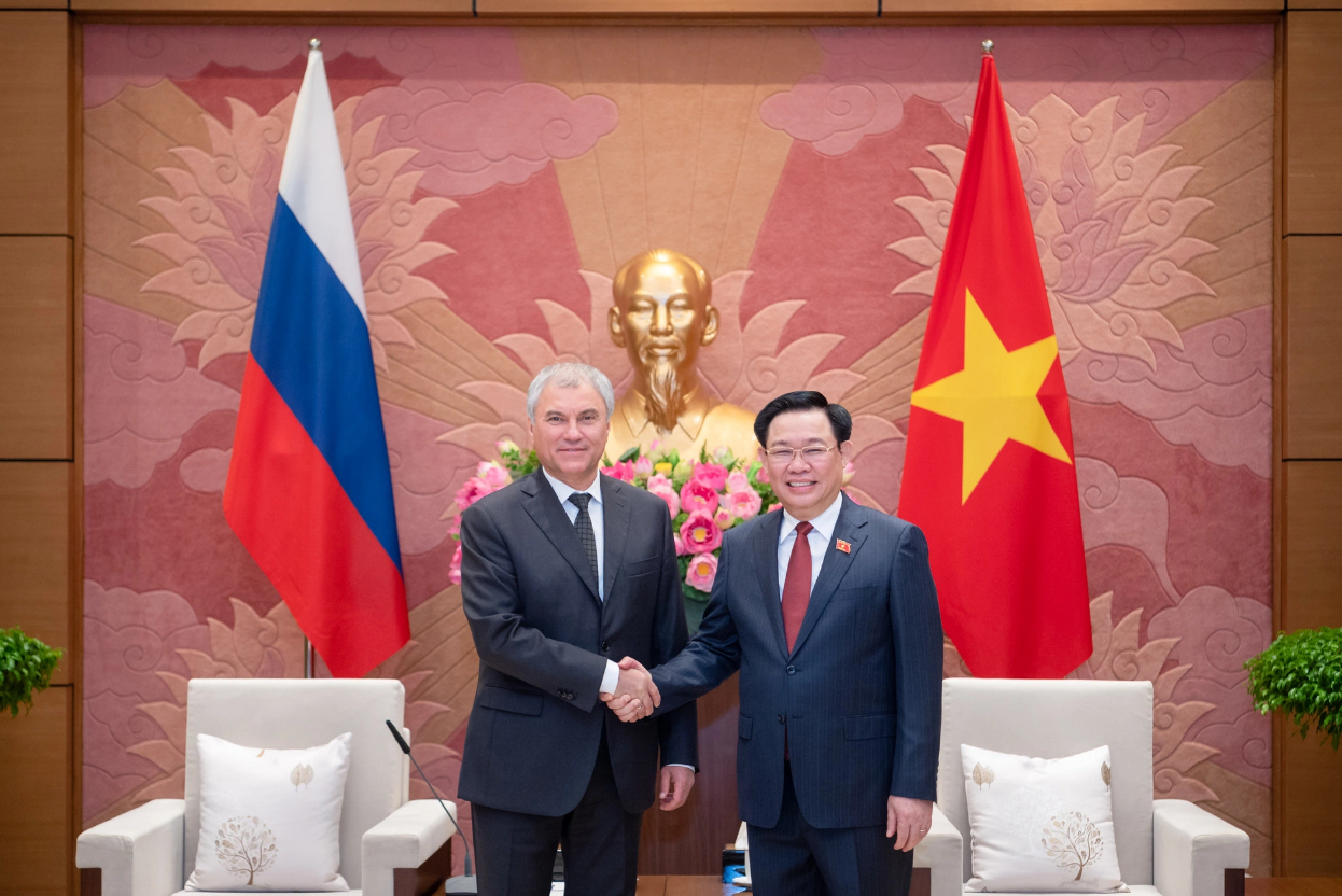 Vietnam’s National Assembly Chairman Vuong Dinh Hue (R) shakes hands with Chairman of the State Duma of the Federal Assembly of the Russian Federation Vyacheslav Victorovich Volodin. Photo: Quochoi.vn