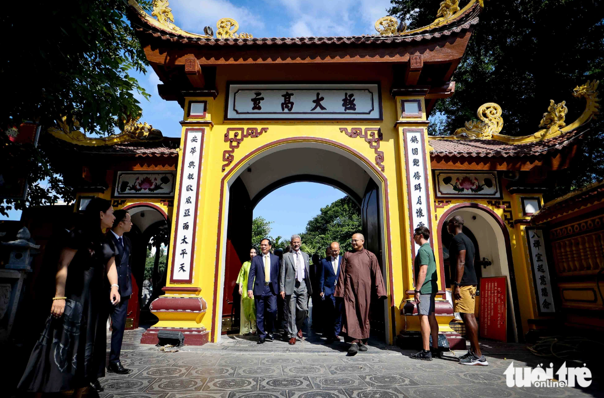 Minister of Foreign Affairs Bui Thanh Son (L) and Indian Minister of External Affairs S. Jaishankar pass through a gate of the historical pagoda, which lies east of Tay Lake in Tay Ho District, Hanoi. The pagoda is nearly 1,500 years old. Photo: Nguyen Khanh / Tuoi Tre