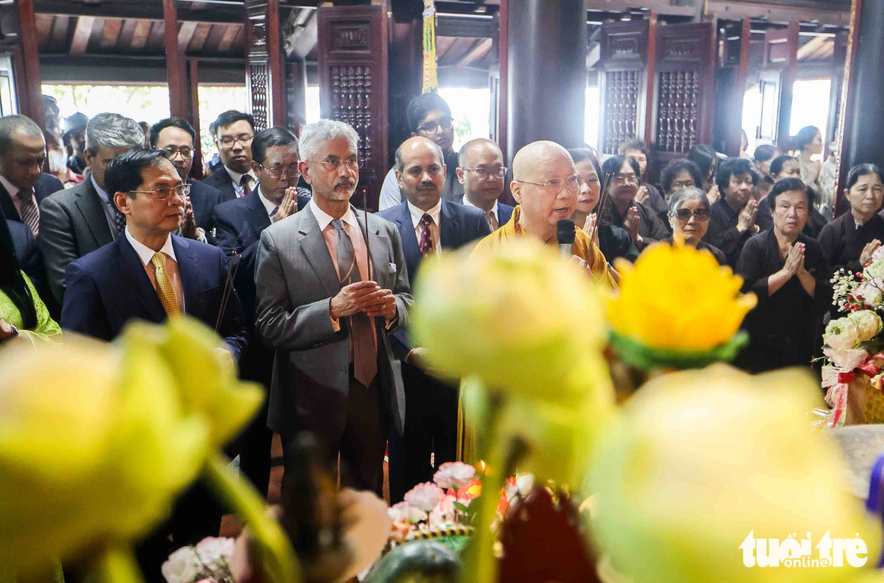 The two top Vietnamese and Indian officials are pictured offering incense and praying at Tran Quoc Pagoda. Photo: Nguyen Khanh / Tuoi Tre