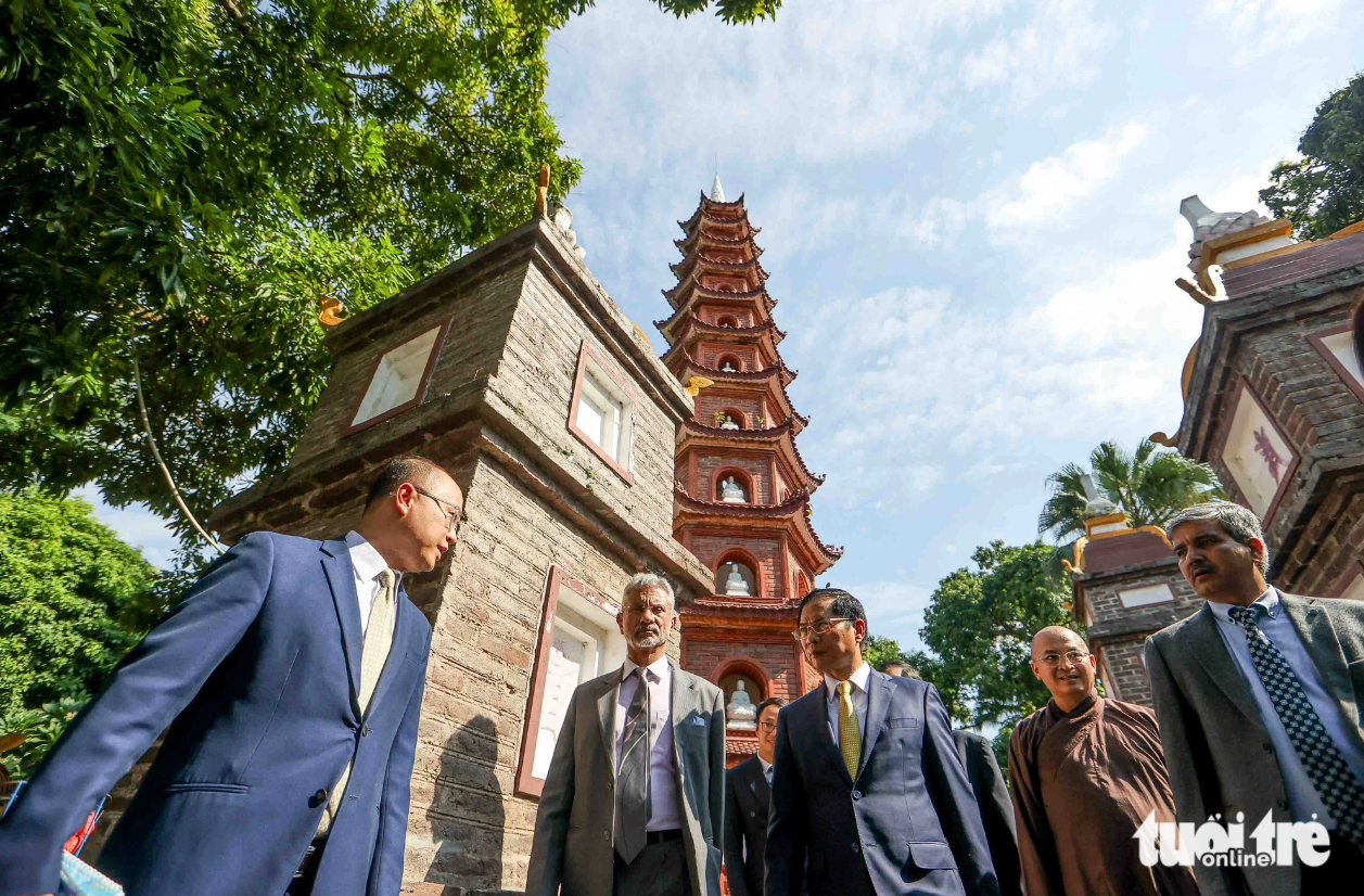 Foreign Minister Son, his Indian counterpart and other officials walk around Tran Quoc Pagoda. Photo: Nguyen Khanh / Tuoi Tre