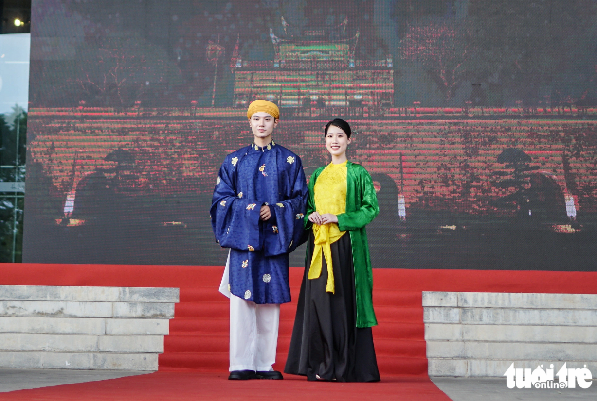 A man and a woman wearing ao dai perform at a press conference to introduce the Hanoi Tourism Ao Dai Festival 2023. Photo: Nguyen Hien / Tuoi Tre