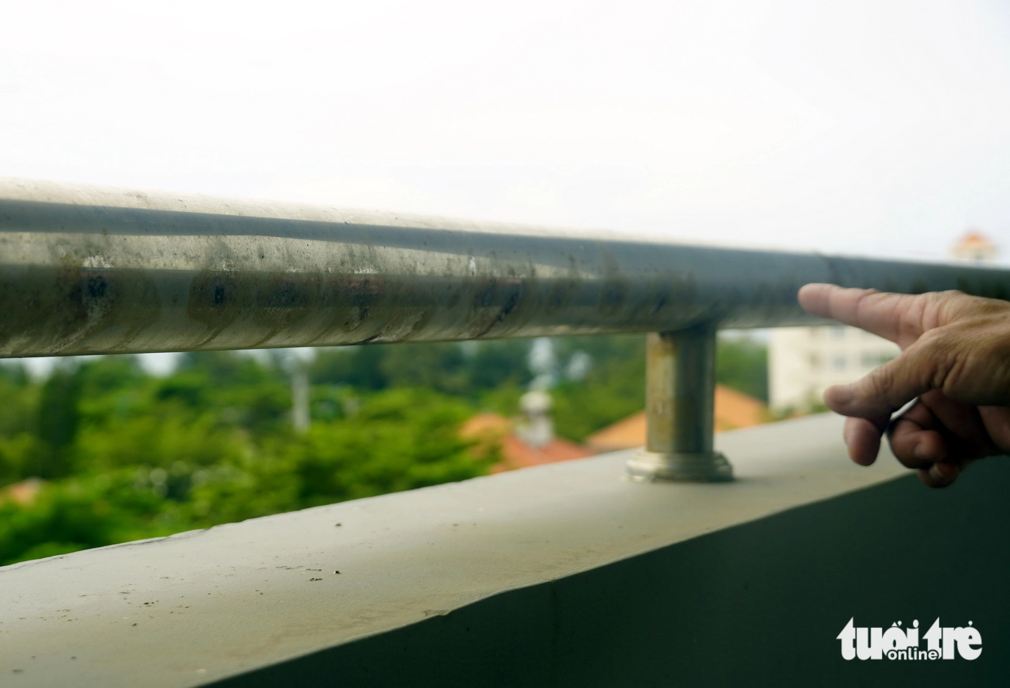Most balcony railings at the complex are rusty. Photo: Dong Ha / Tuoi Tre
