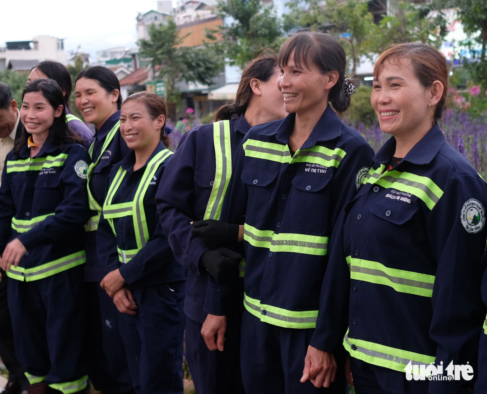 Colleagues at Da Lat Urban Service JSC share in the joy with Vu Thi Thu (R, 2nd) during a commendation ceremony in Da Lat City of Lam Dong Province, Vietnam's Central Highland region, October 16, 2023. Photo: M.V / Tuoi Tre