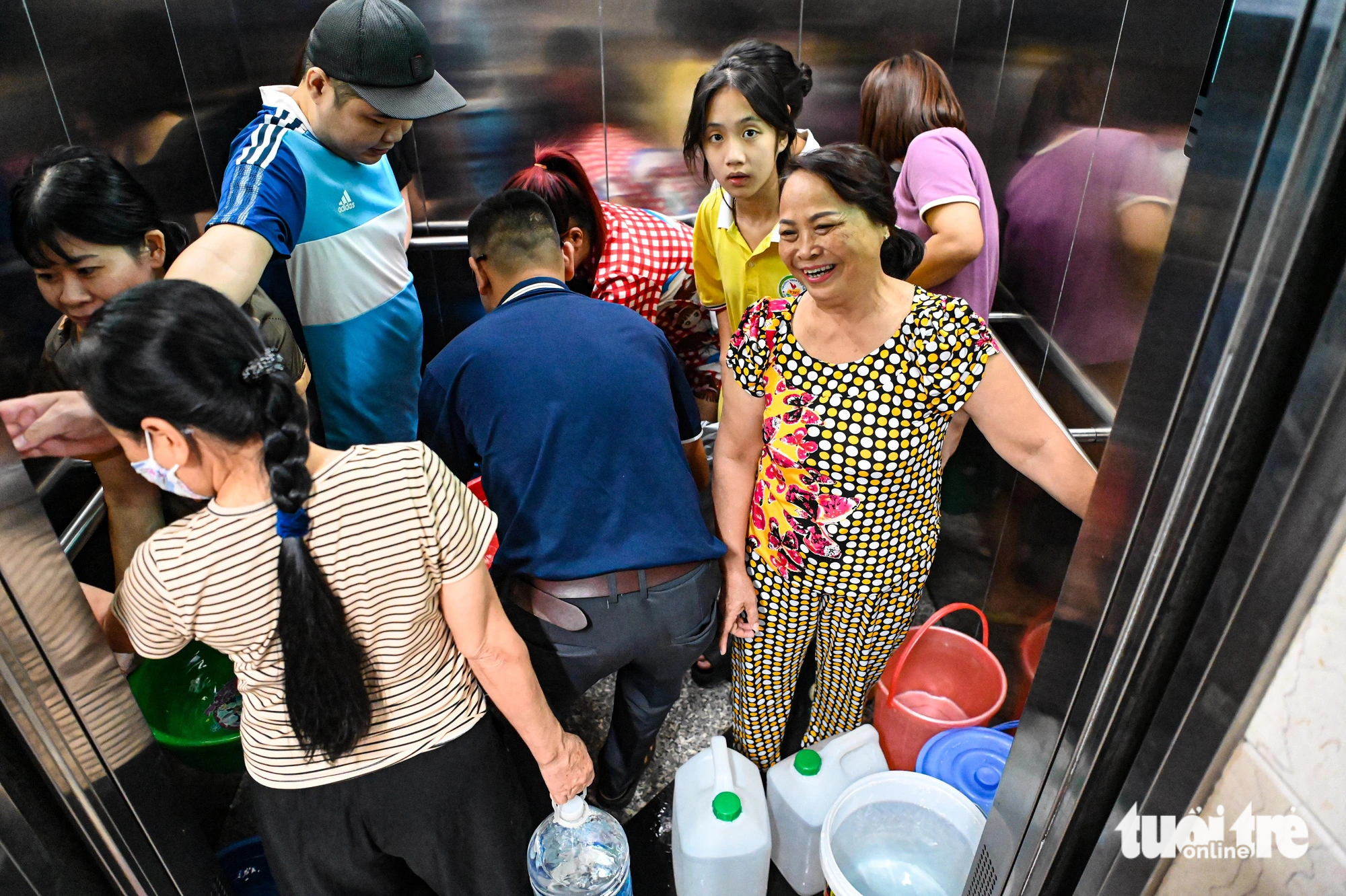 Residents of Thanh Ha urban area fetch water in Thanh Oai District, Hanoi, October 17, 2023. Photo: Hong Quang / Tuoi Tre