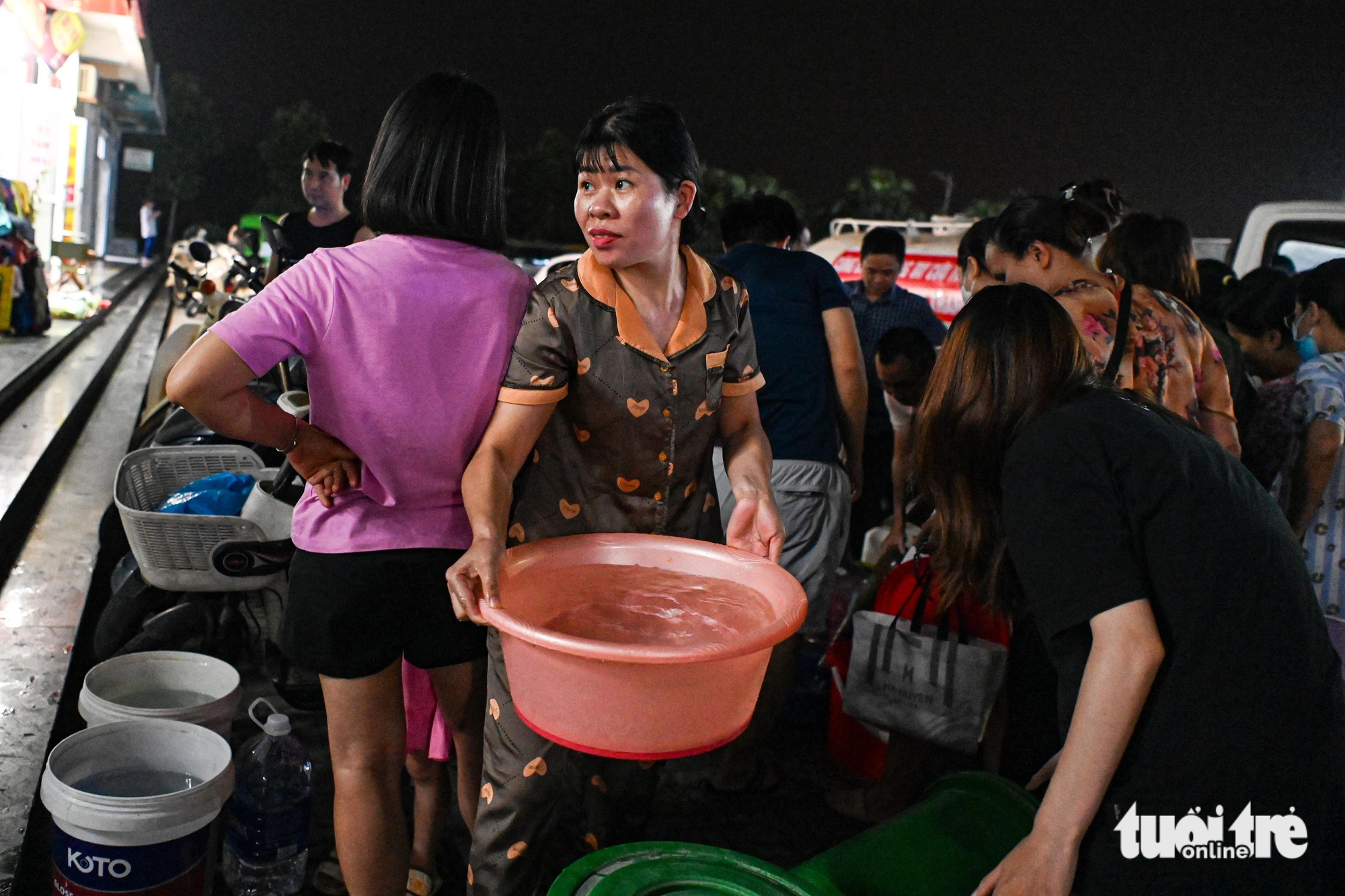 Residents of Thanh Ha urban area fetch water from tank trucks in Thanh Oai District, Hanoi, October 17, 2023. Photo: Hong Quang / Tuoi Tre