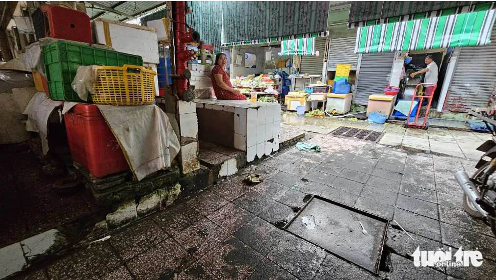 The wastewater drainage system and floor at the fresh food area of Ben Thanh Market has deteriorated. Photo: N.Tri / Tuoi Tre