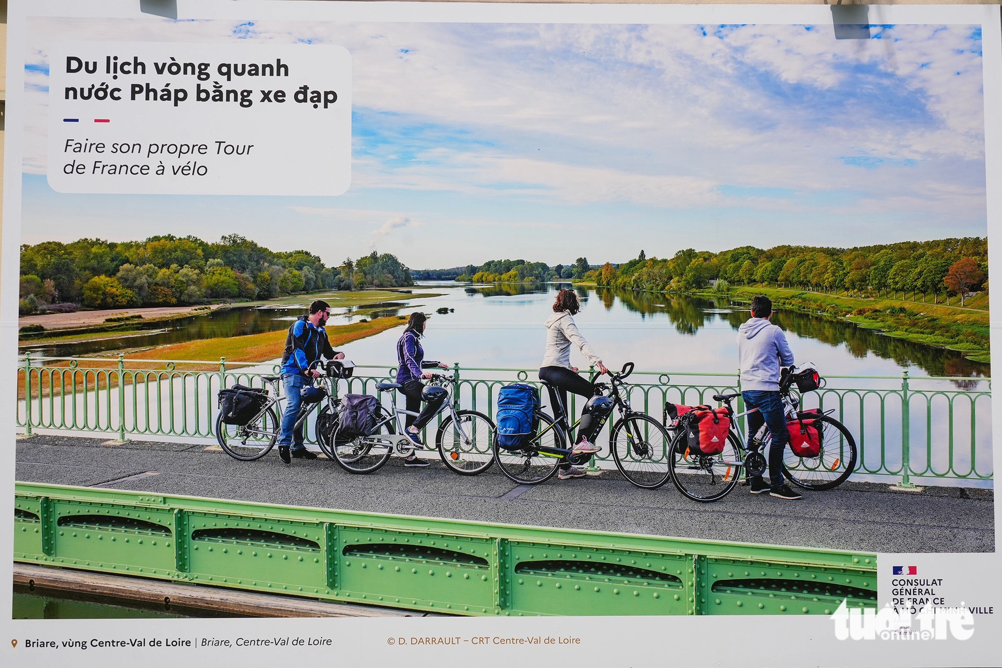 An exhibited photo shows tourists taking a cycling tour to explore new horizons in France. Photo: Hai Quynh / Tuoi Tre