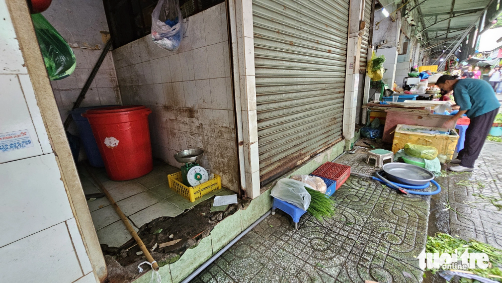 A floor area at Ben Thanh Market is broken. Photo: N.Tri / Tuoi Tre