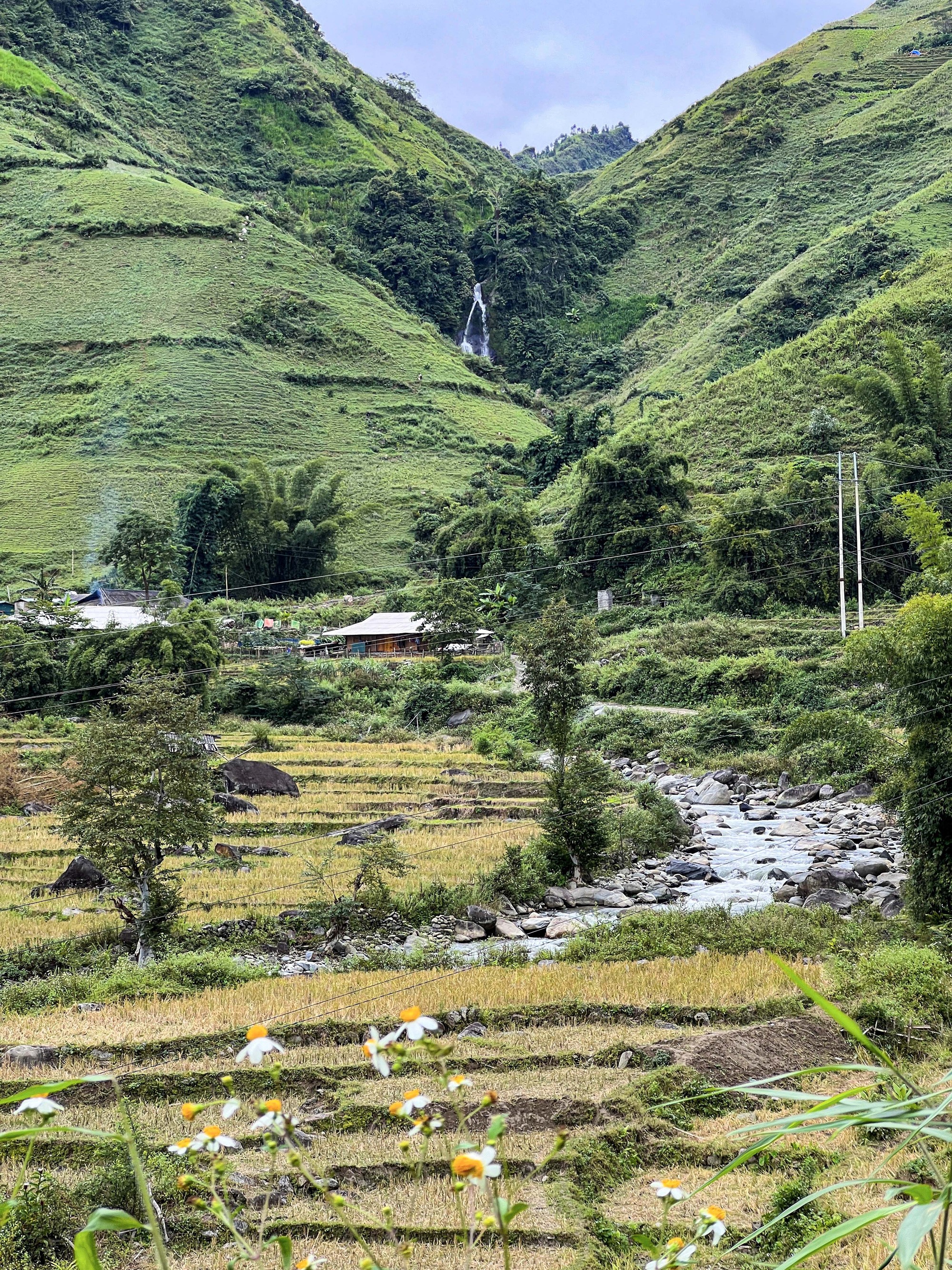 Stunning waterfalls on the way to Lung Cung Mountain. Photo: Hong Quang / Tuoi Tre