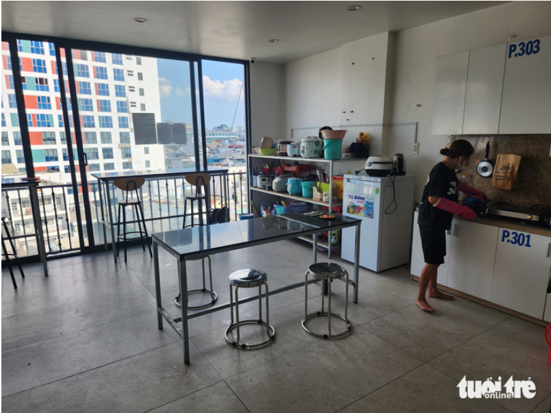 A shared kitchen for those renting ‘sleep boxes’ at a building on Le Van Sy Street in Ho Chi Minh City. Photo: Minh Hoa / Tuoi Tre