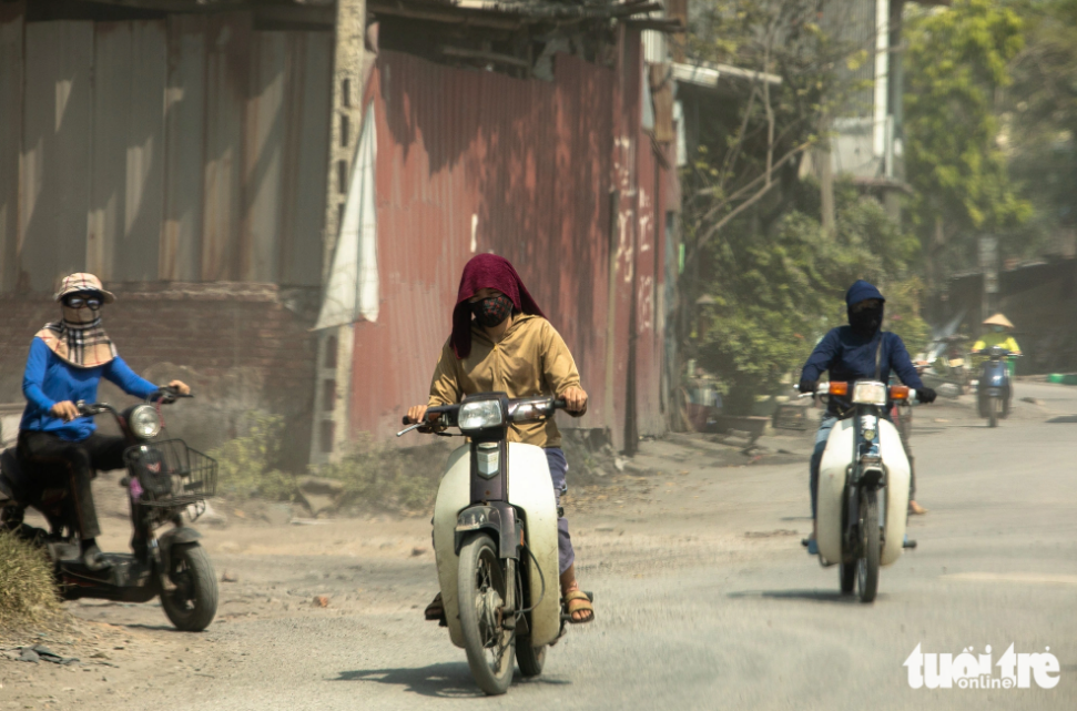 Smoke and dust threaten residents’ health in Van Mon Commune, Yen Phong District, Bac Ninh Province. Photo: Tuoi Tre