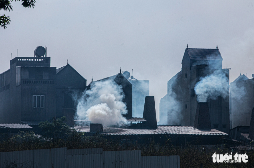 Columns of smoke rise from aluminum recycling furnaces in Man Xa Village in Van Mon Commune, Yen Phong District, Bac Ninh Province. Photo: Tuoi Tre