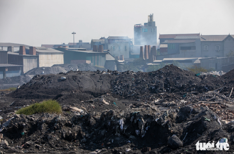 Slag piles up in the Man Xa aluminum recycling village in Bac Ninh Province, northern Vietnam. Photo: Tuoi Tre