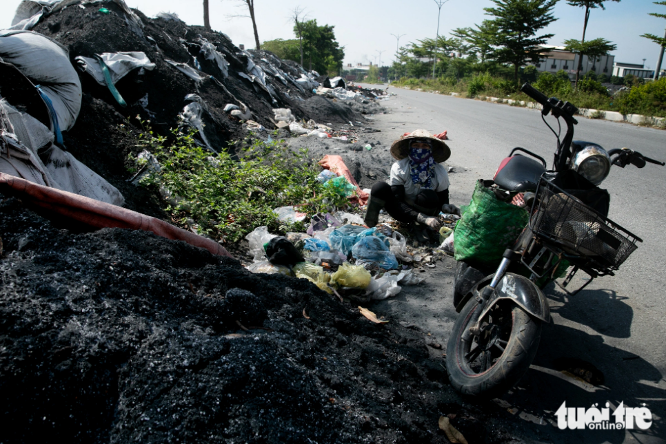 Slag piles up along a road in Van Mon Commune, Yen Phong District, Bac Ninh Province. Photo: Tuoi Tre