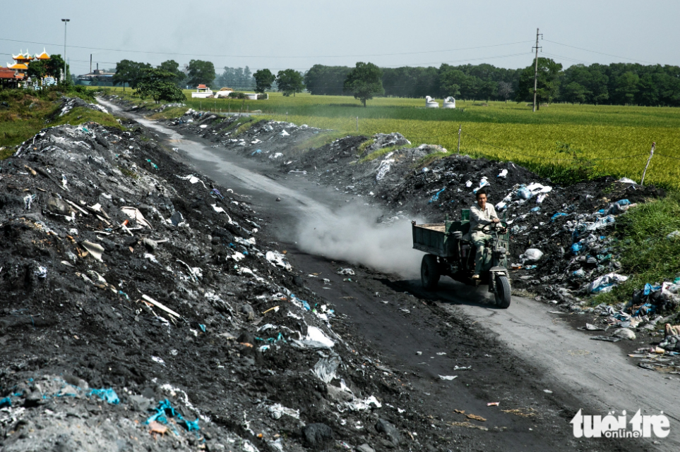 A slag dump lies near a rice field in Van Mon Commune, Yen Phong District, Bac Ninh Province. Photo: Tuoi Tre